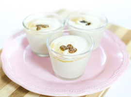 Geeister Apfelschaum mit eingelegten Rosinen angerichtet auf einem Teller