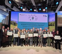 Gruppenbild mit Landwirtschaftsminister Alois Rainer zur Förderbescheidübergabe von RegioKost © BMLEH/Photothek