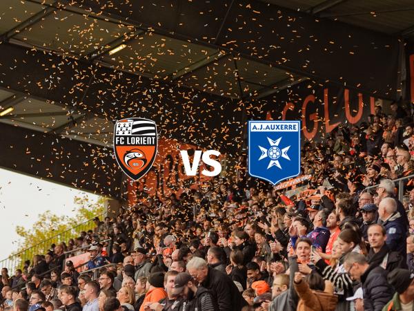 Photographie des tribunes du stade du Moustoir, logo FC Lorient VS logo Angers SCO