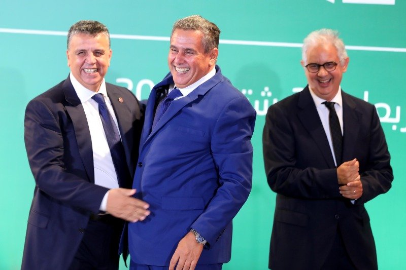 Aziz Akhannouch (RNI) au milieu, entouré de Nizar Baraka (PI), à gauche et Abdellatif Ouahbi (PAM), à droite © Mounir Mehimdate 