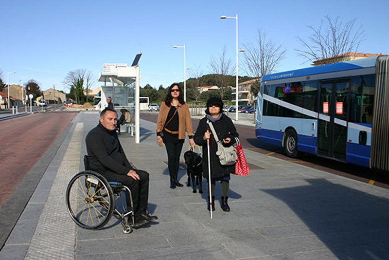 Personne en fauteuil roulant