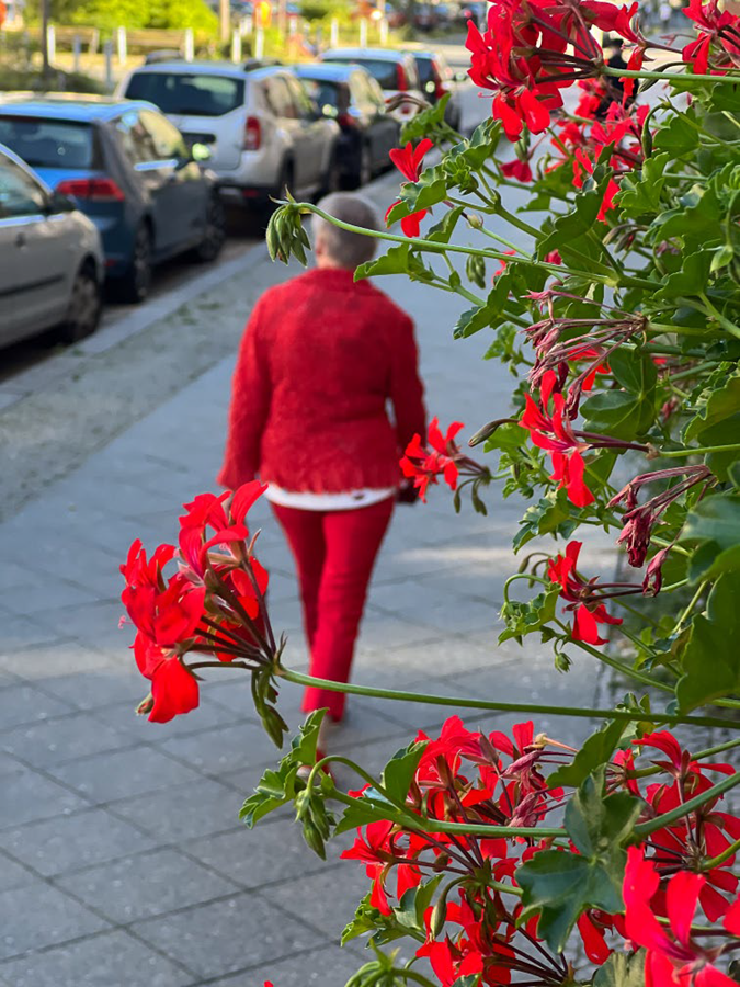 Serienbild 2: Frau in der Mitte des Bildes