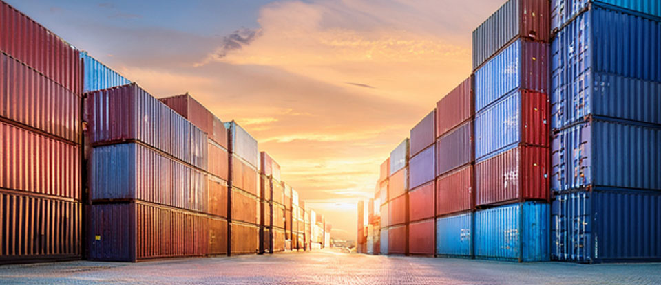 Visualisierung einer Container‑Cluster‑Infrastruktur in der Abenddämmerung, sinnbildlich für OpenShift‑ und Cloud‑Umgebungen.