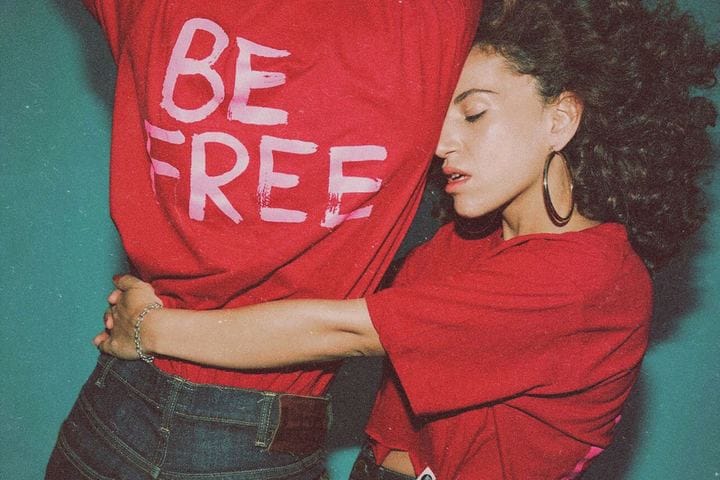 טישרט Be Free בצבע אדום