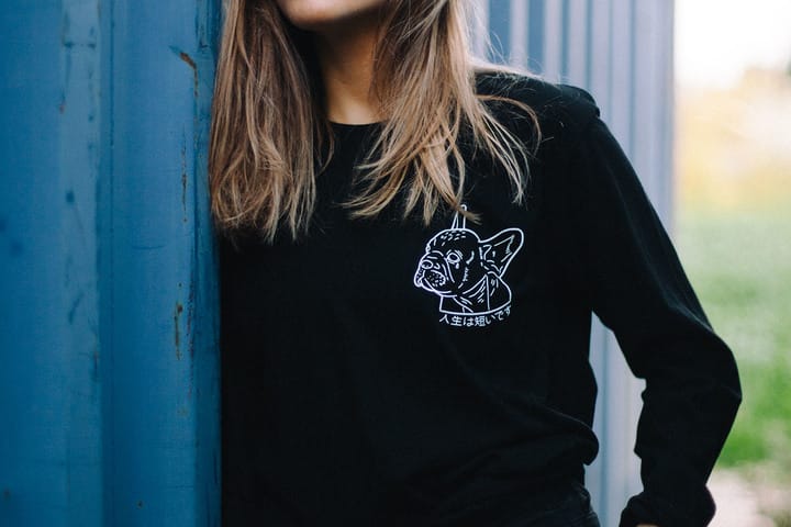 חולצה שחורה מודפסת נשים