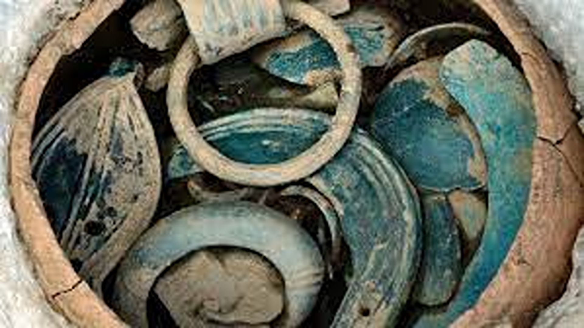 Di tutto un web – Scoperti in Francia 89 bracciali di bronzo dell’età del… bronzo