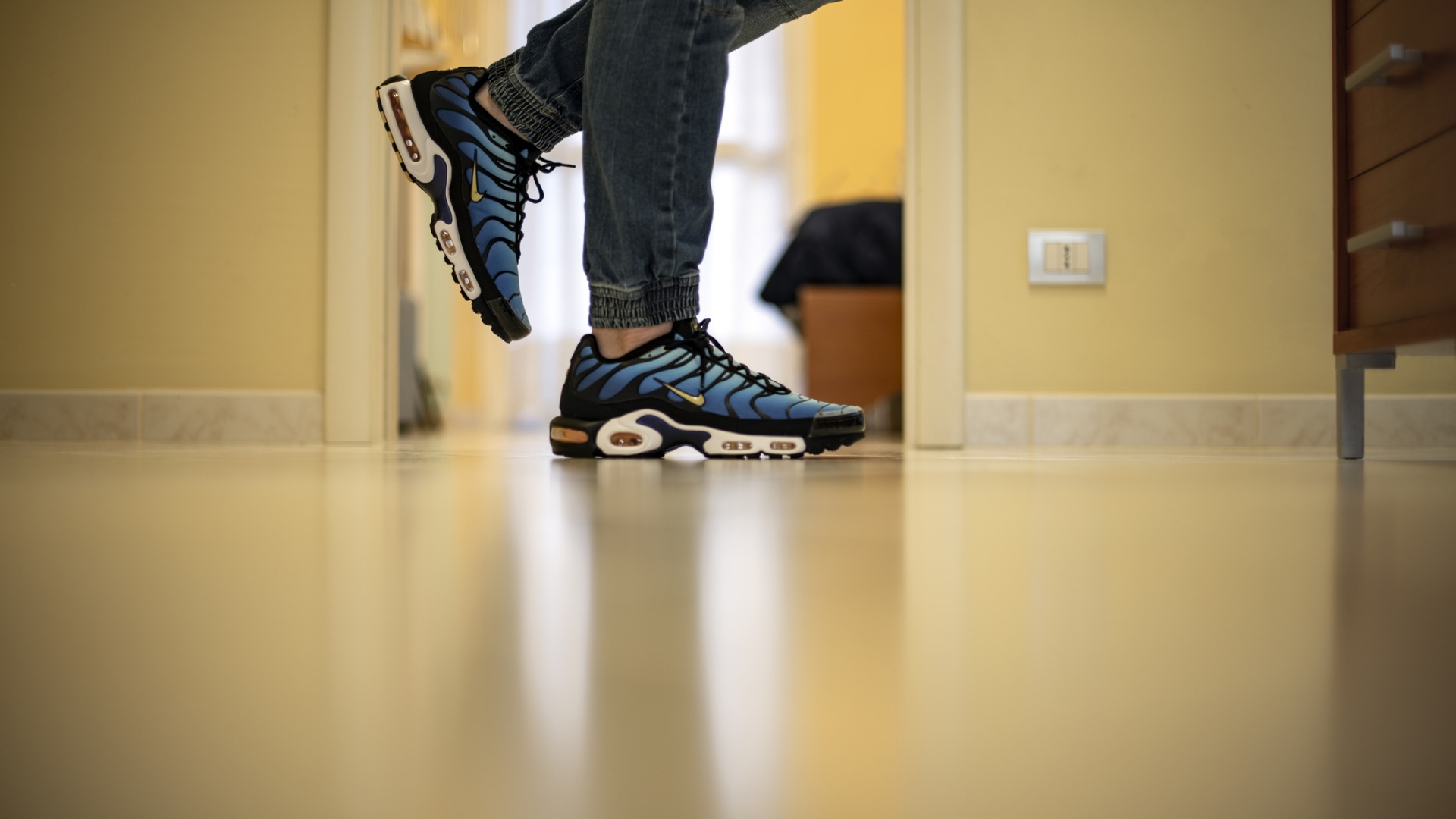 Di tutto un web – Indossare le scarpe in casa ci fa… le scarpe.