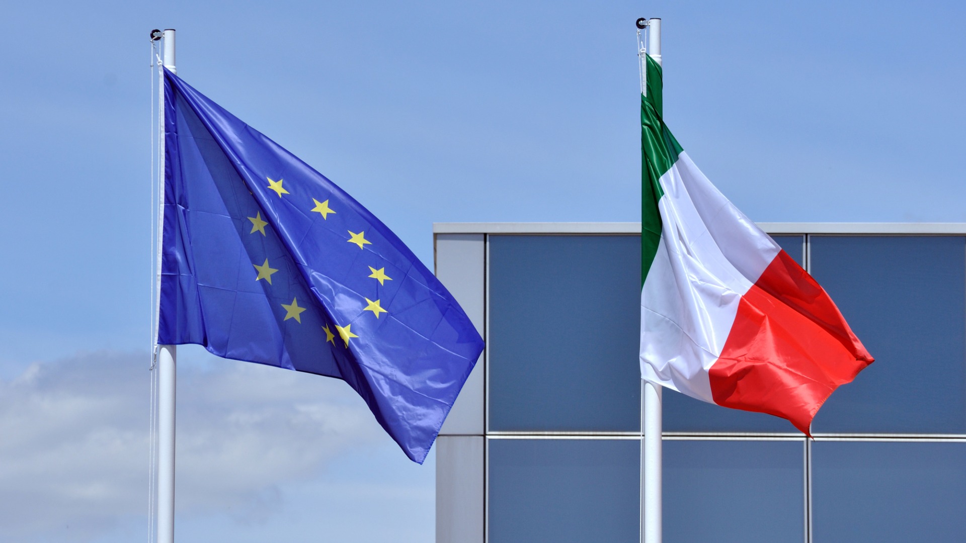 La tensione tra interessi e idealità