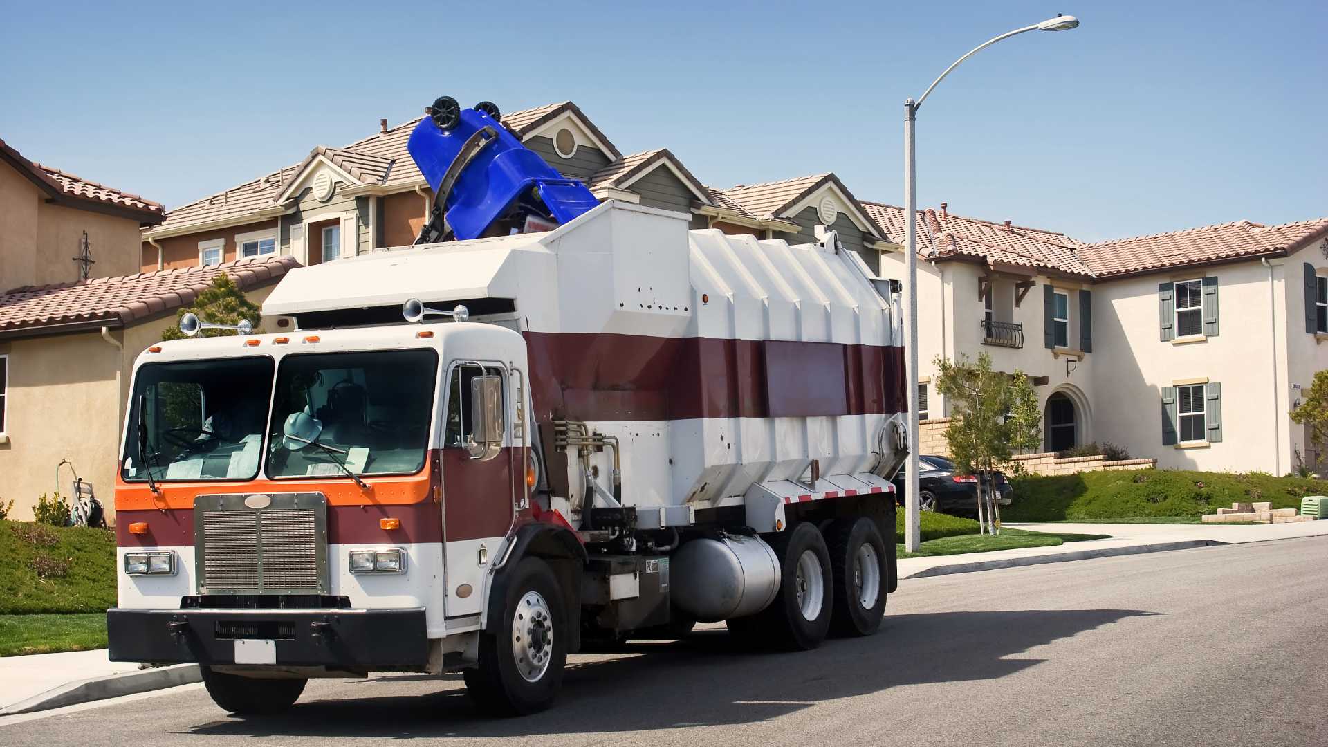 La storia del buongiorno. Netturbino spazza via… le convenzioni