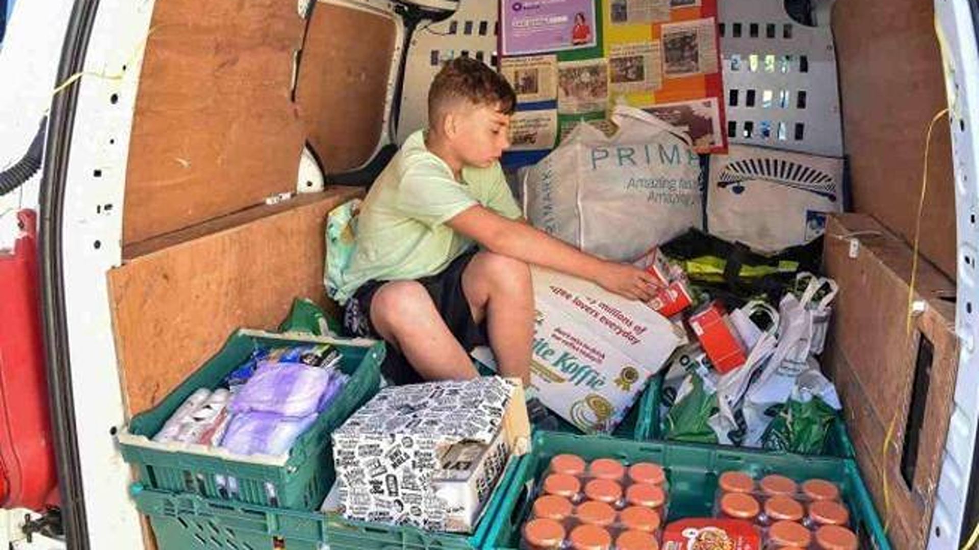 11enne usa i soldi ricevuti per il compleanno per aprire un banco alimentare