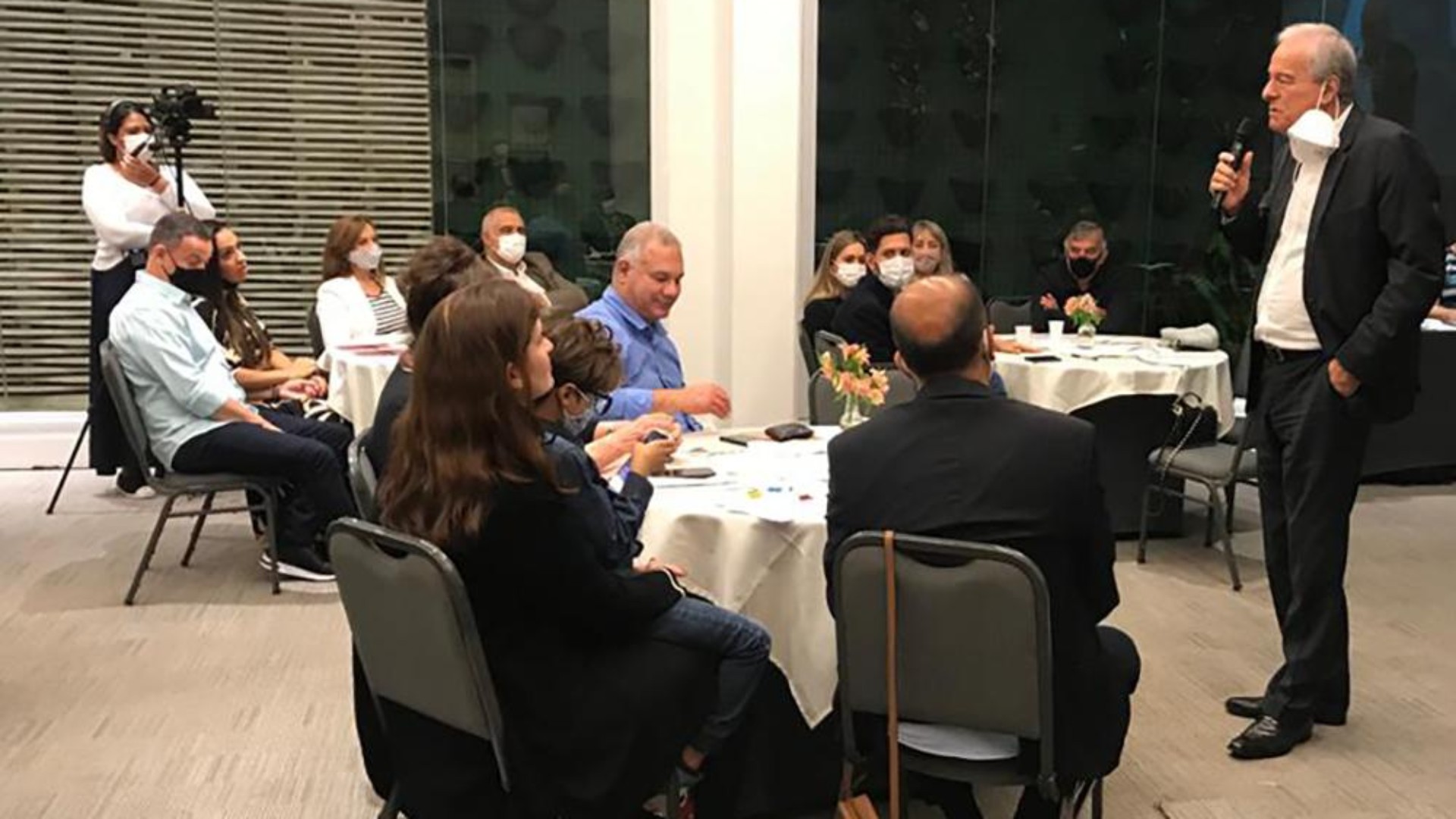 empresario-leva-mais-de-100-amigos-ao-estudo-biblia-cover