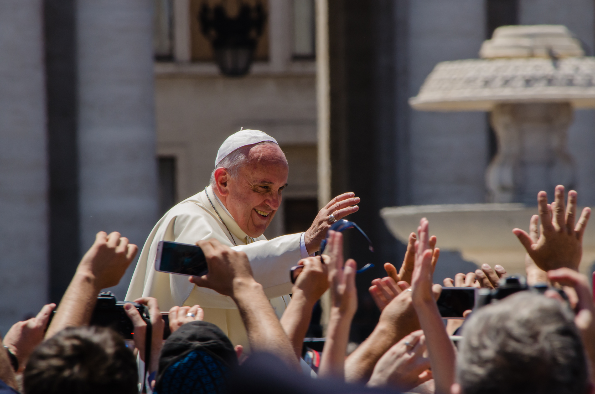 Sfogliando il giornale: vendiamo le chiese per aiutare i poveri