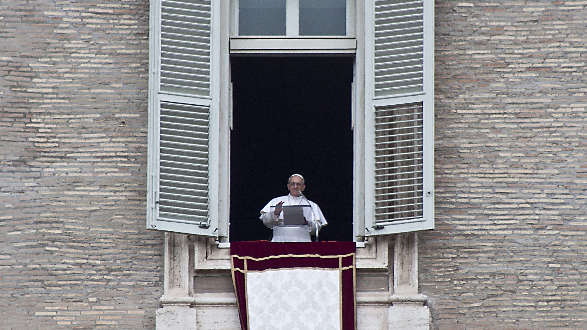 Commozione e politica dopo la morte del Papa