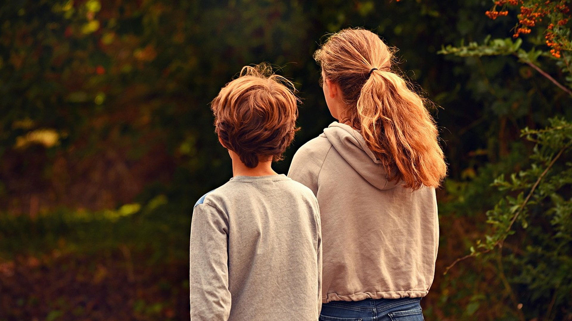 siblings-MabelAmber-pixabay