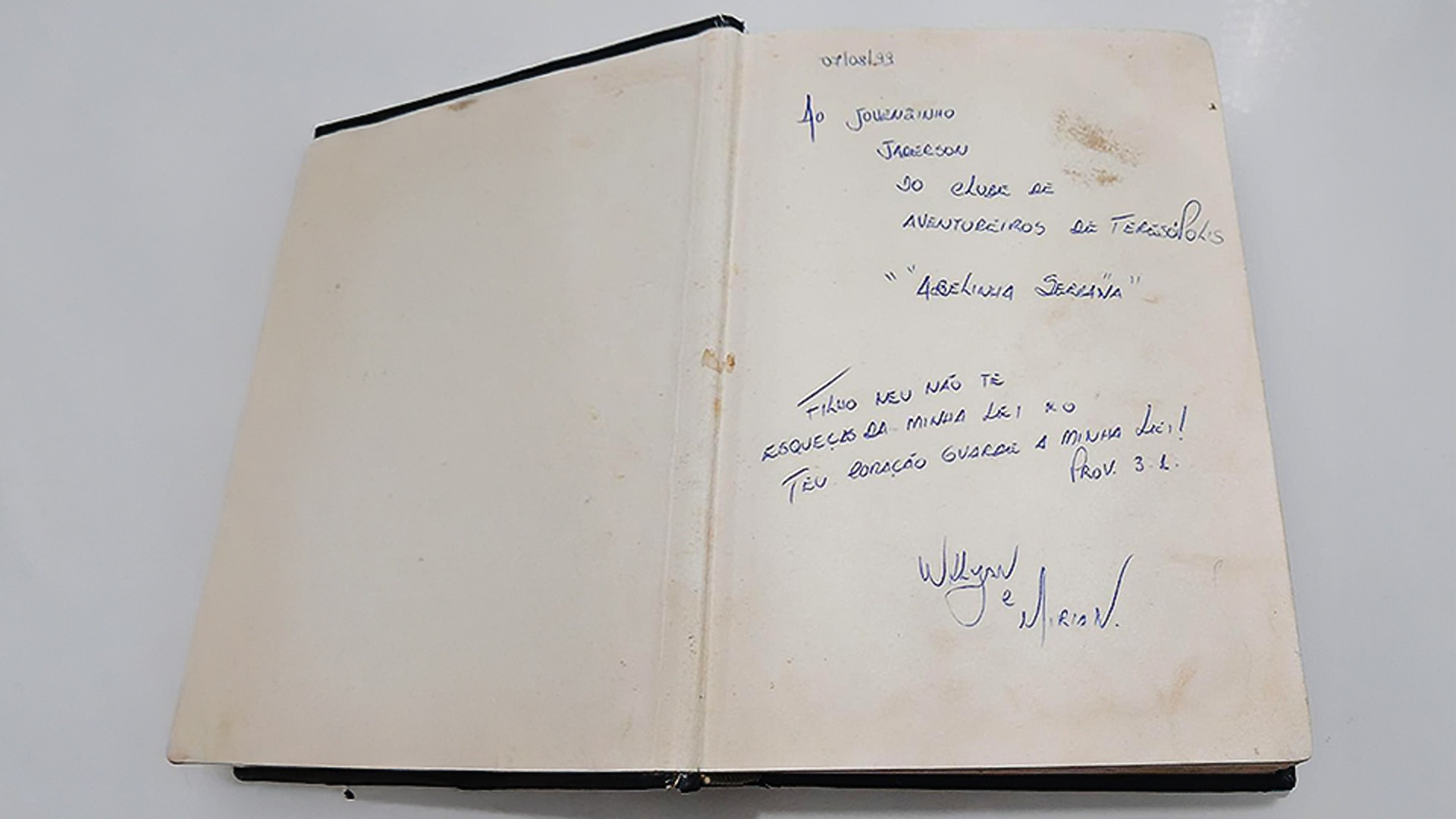 Ritrova la Bibbia perduta da 25 anni e decide di tornare in chiesa