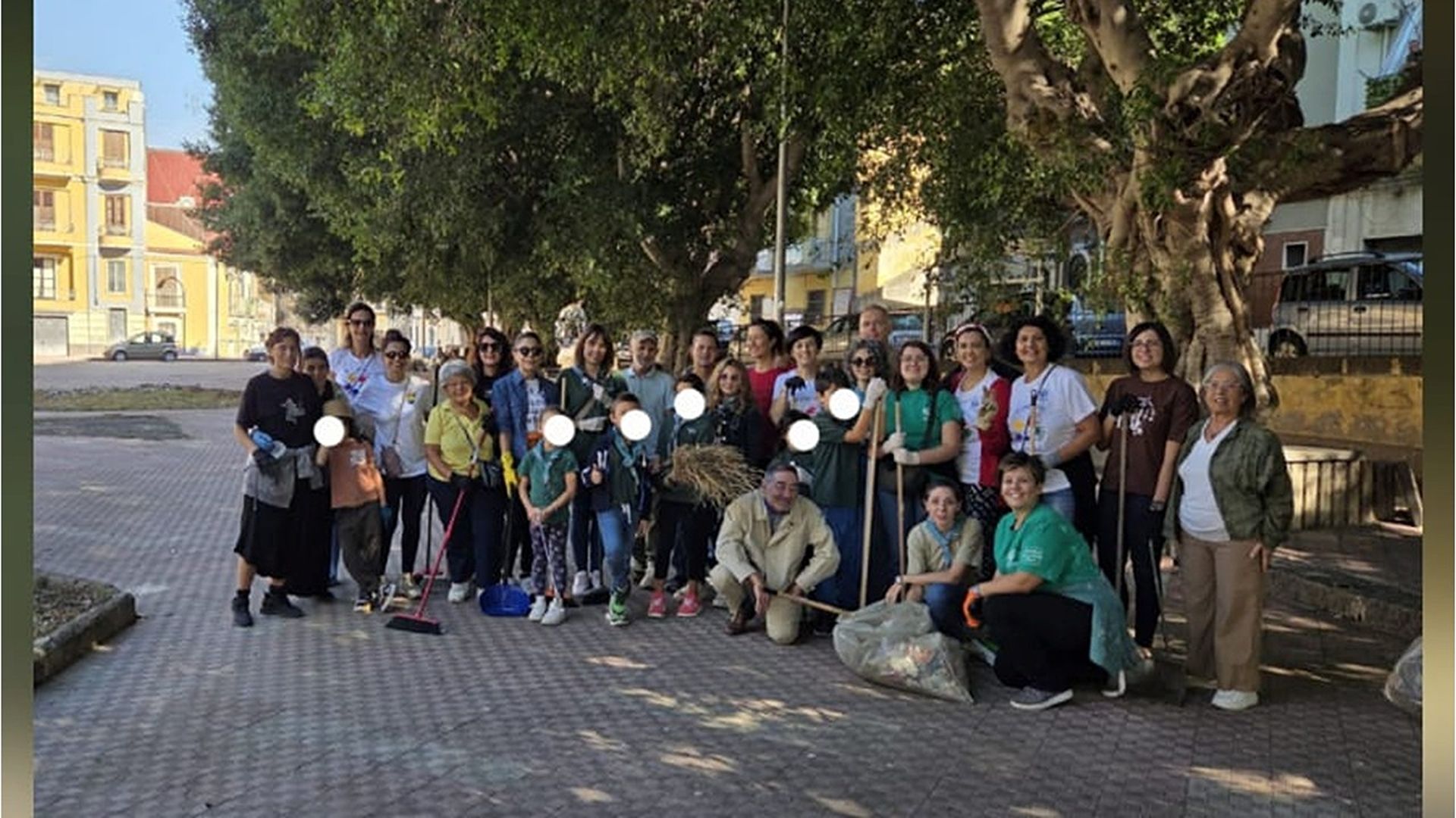 Lentini. ADRA e altre associazioni puliscono piazza Oberdan