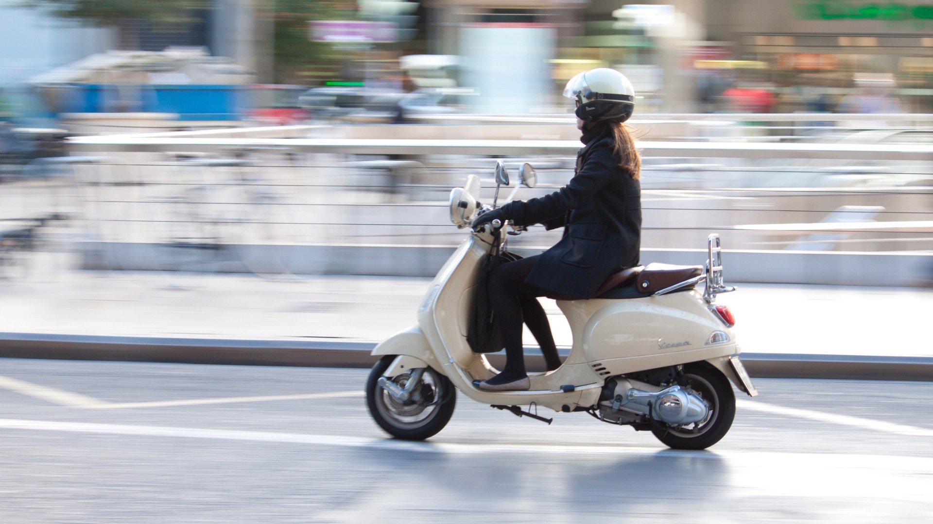 Vespiste e motocicliste: donne con una marcia in più