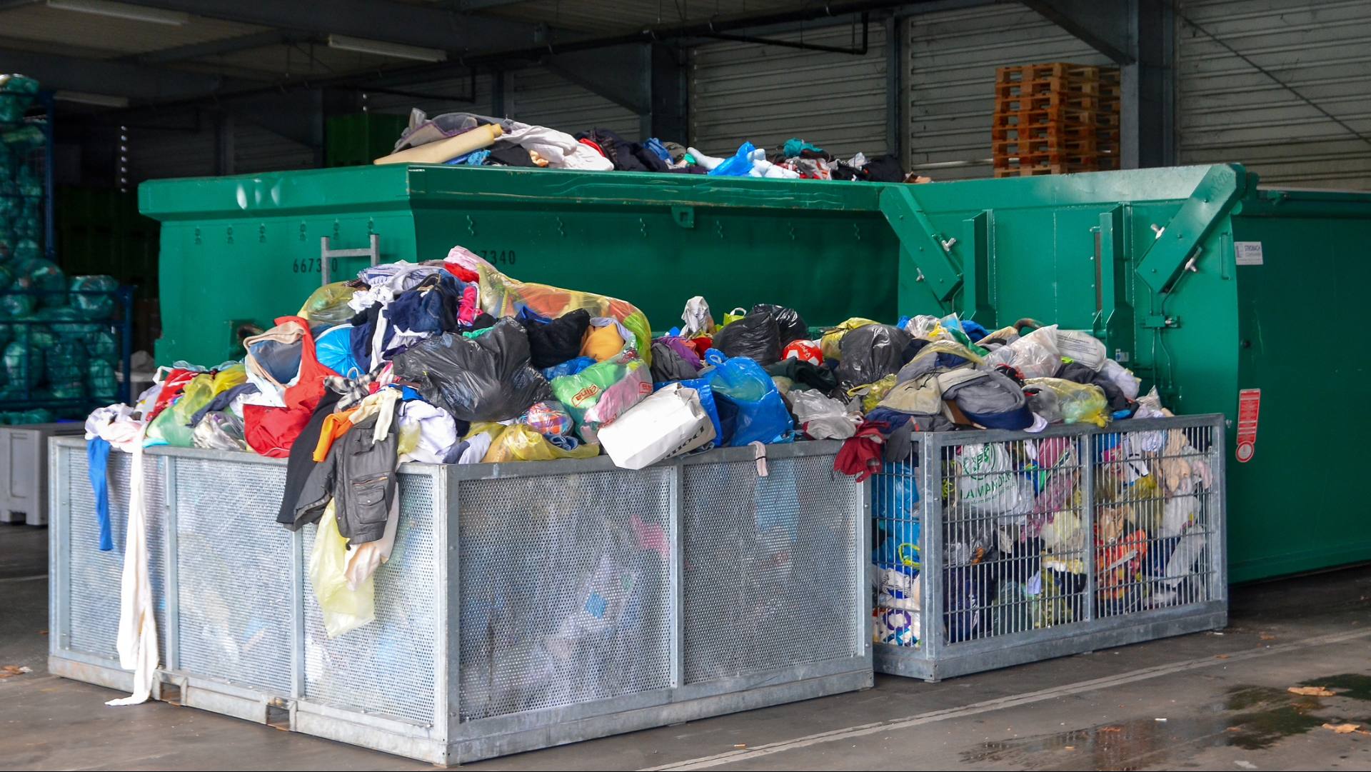 Parole al vento – Il cassonetto giallo dei vestiti usati