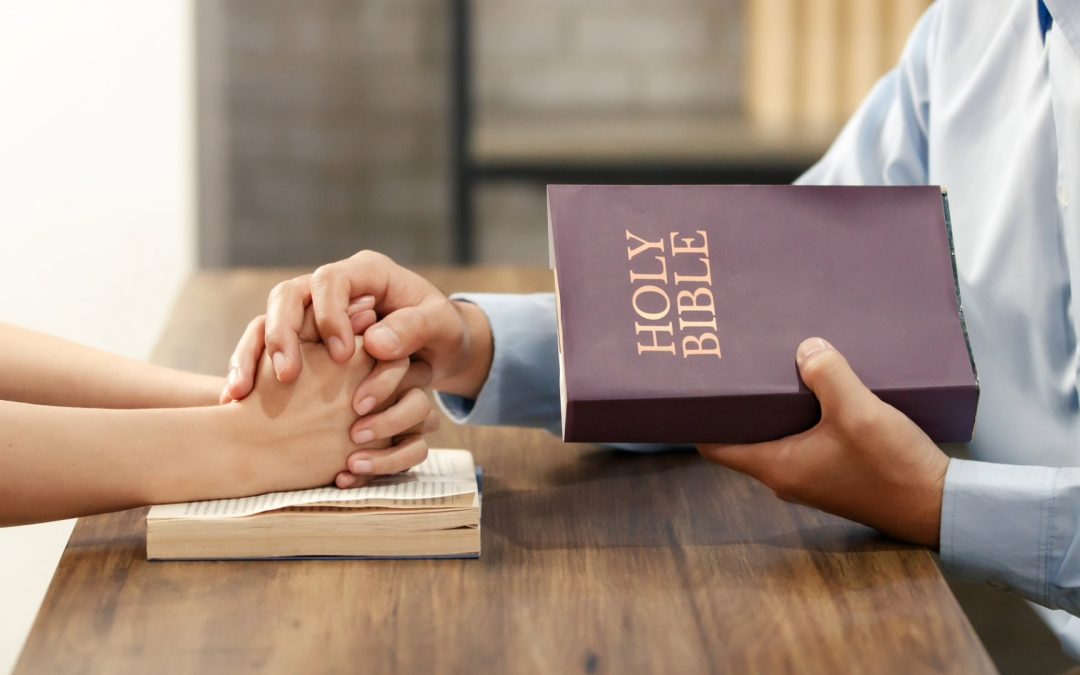 Guardare oltre la paura, mano nella mano con Dio