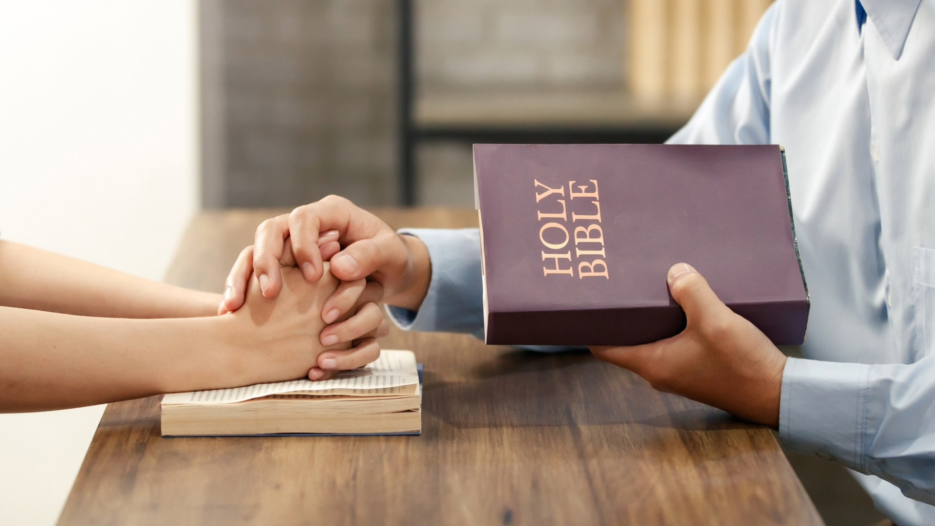 Guardare oltre la paura, mano nella mano con Dio