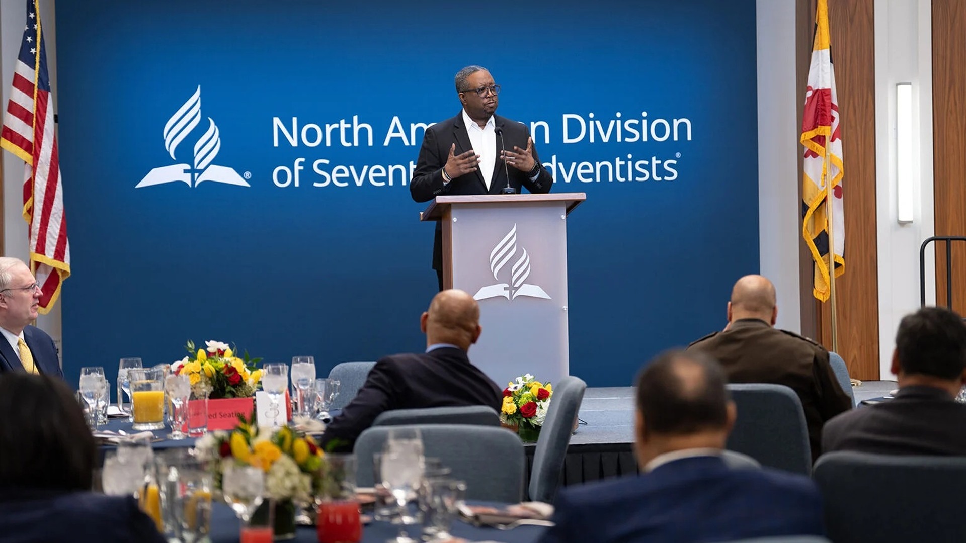 Libertà religiosa. Esponenti di varie fedi e i funzionari pubblici alla colazione di preghiera della NAD