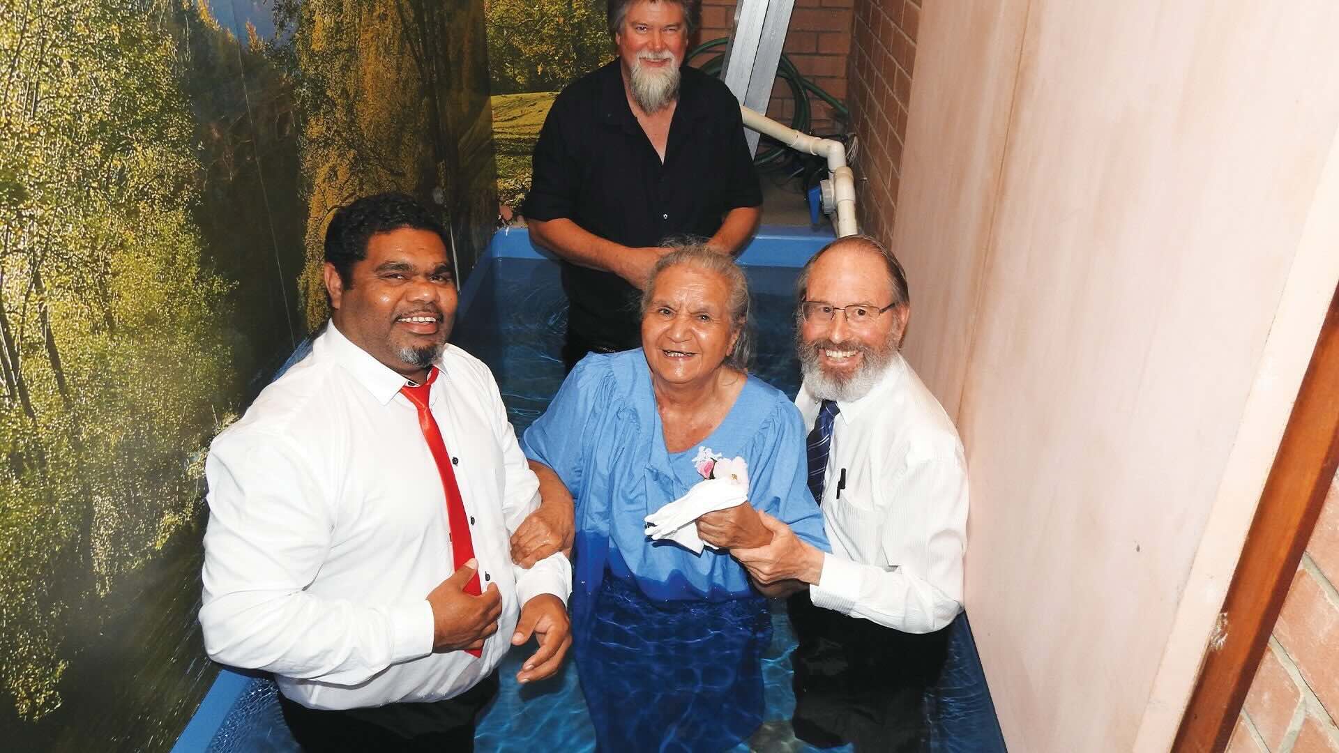 La gioia del battesimo a 88 anni