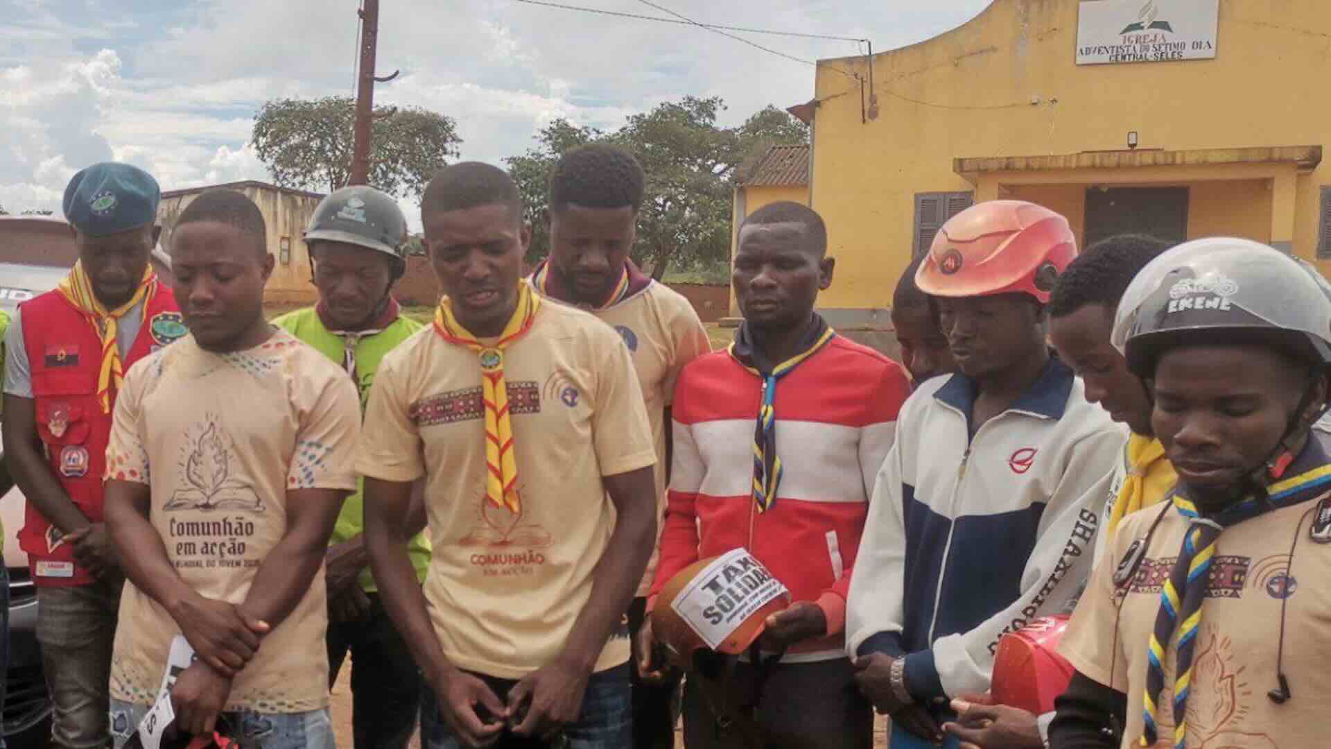 Angola. I giovani avventisti offrono un passaggio in moto-taxi