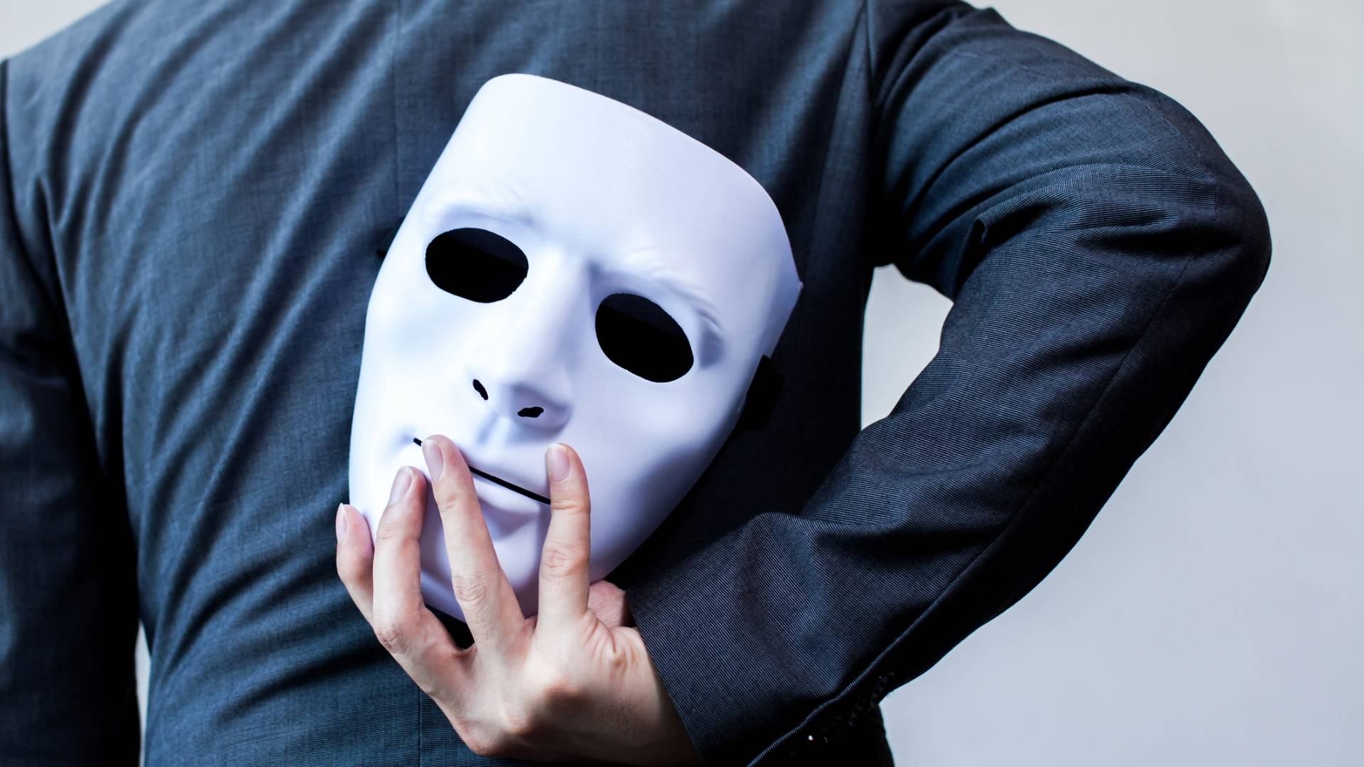 Donna 3.0: La Maschera della Falsa Amicizia