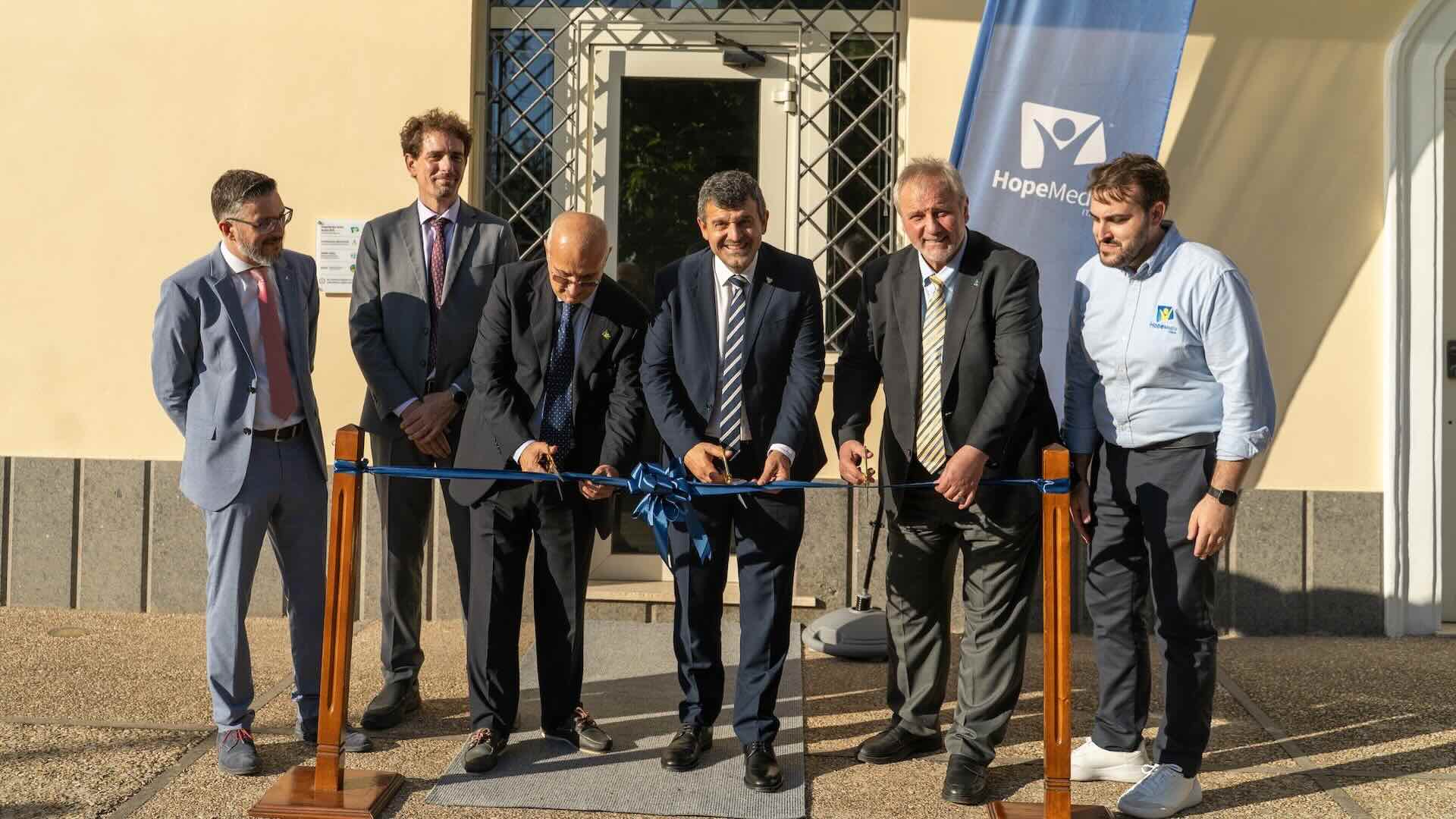 Taglio del nastro del Centro Media di HopeMedia Italia