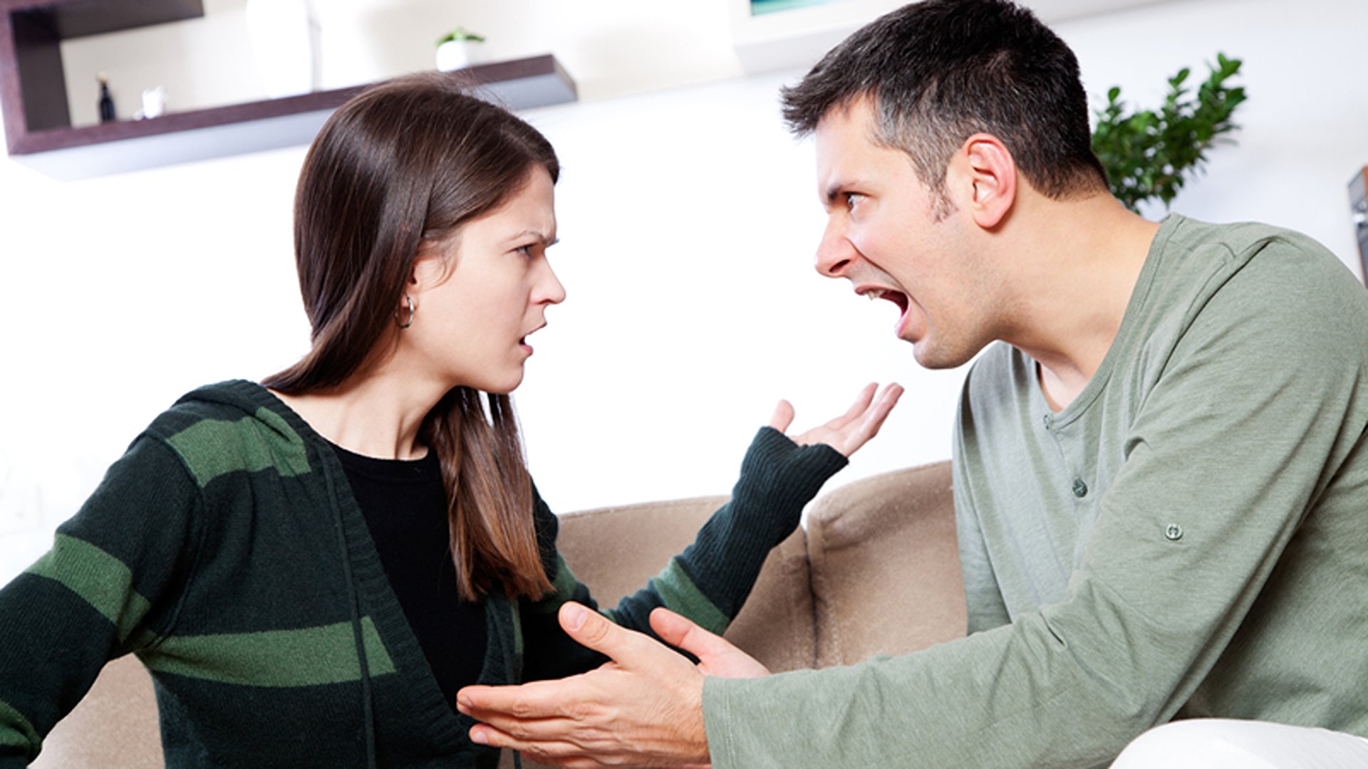 мужчина и женщина спорят. мужчина и женщина. жена закрытый человек. мужчина стесняется иллюстрация. сюрприз парень закрывает глаза девушке.