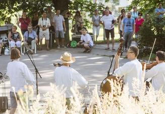 koncert kapely Lesní zvěř s Horňáckou muzikou Petra Mičky u pramene Aloiska (2019)