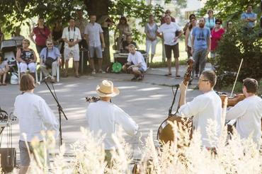 koncert kapely Lesní zvěř s Horňáckou muzikou Petra Mičky u pramene Aloiska (2019)