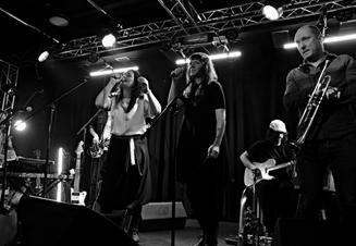 1-MARTINA TRCHOVÁ & 90 % štěstí band