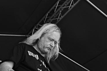 12-Dřevěné pytlí v jutových uhlích