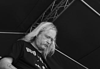 12-Dřevěné pytlí v jutových uhlích