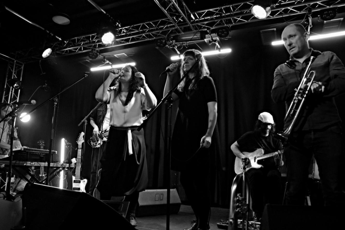 1-MARTINA TRCHOVÁ & 90 % štěstí band