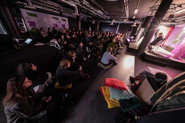 Slepé místo svobody: Demokracie nebo diktát superboháčů?
