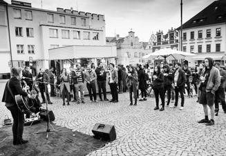 Odeur de violettes na náměstí v TA (DIY fest)