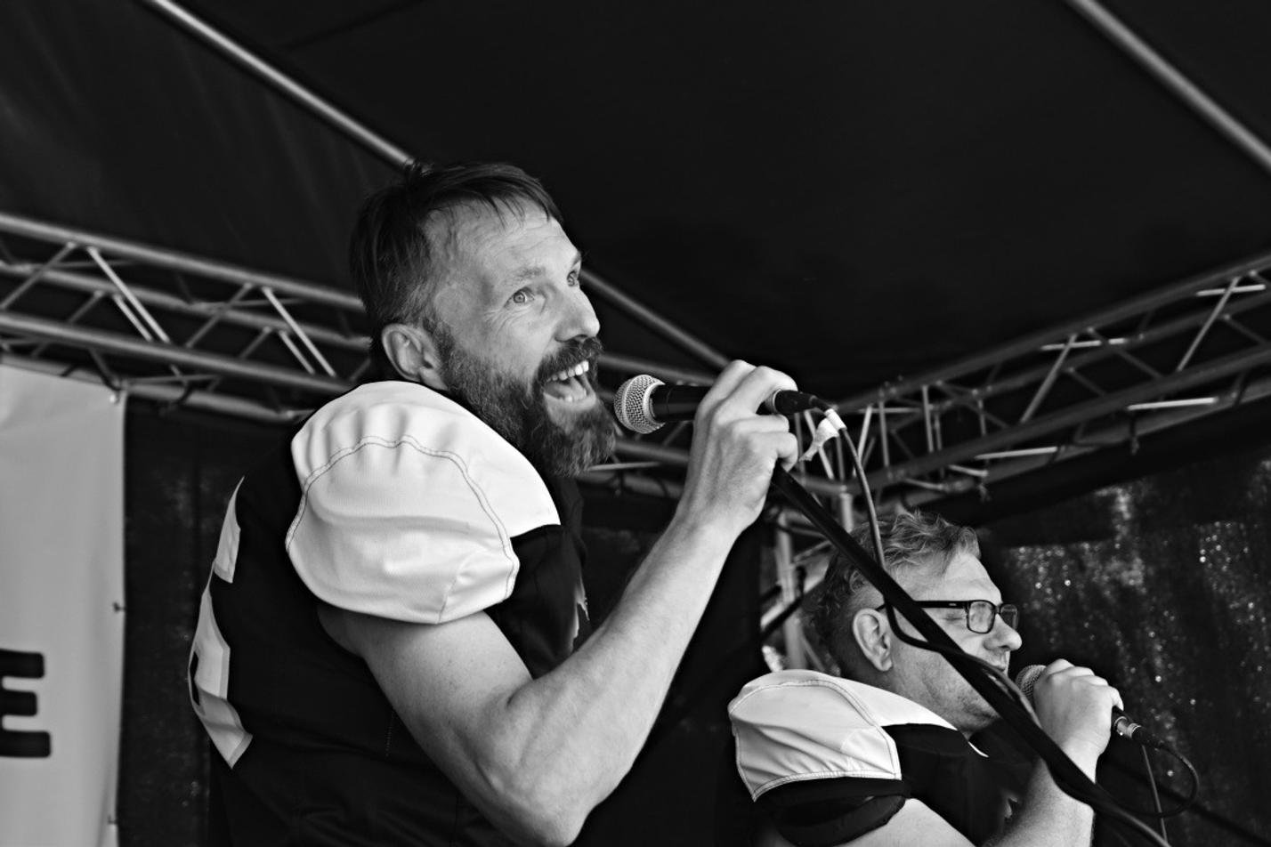 6-Ať se snaží ona