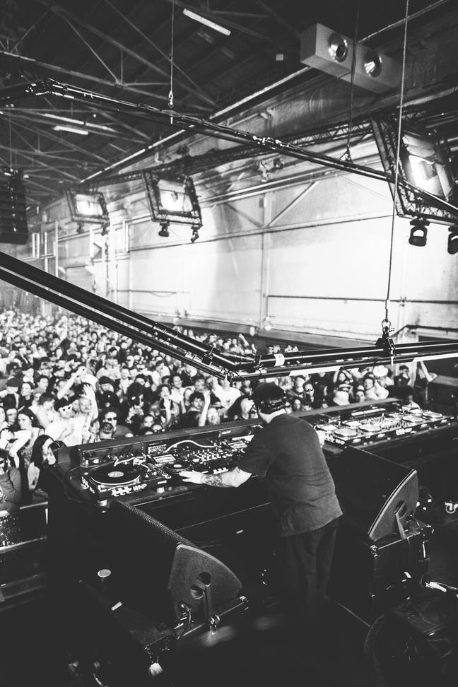12_Dj Boring