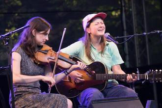 Nora Brown a Stephanie Coleman