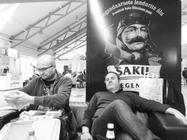 41 Na letisku Lennarta Meriho cakame na odlet. Michal trochu prekryva napis Legenda.