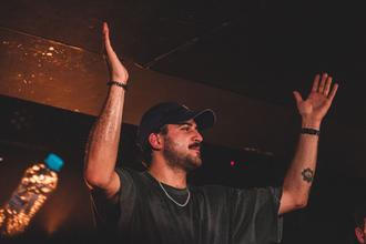 leoniden_djamin_clapping