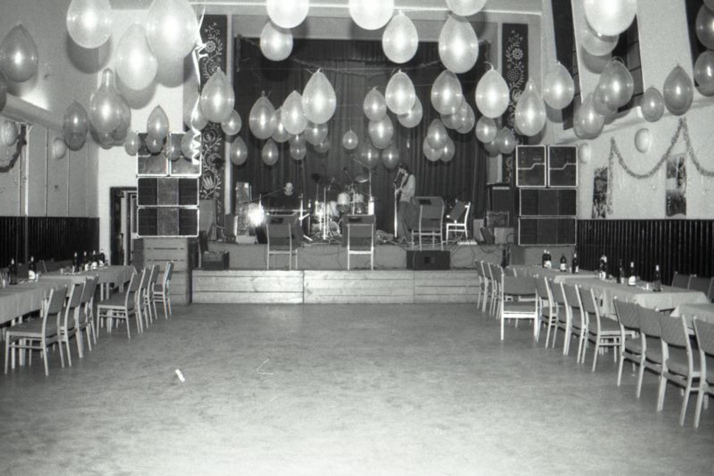 Mir_podium_zacatek_90_let