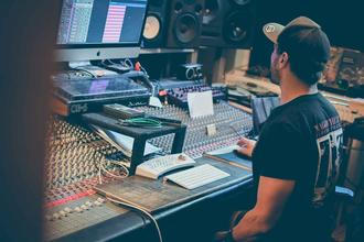 Acid Row ve studiu 1