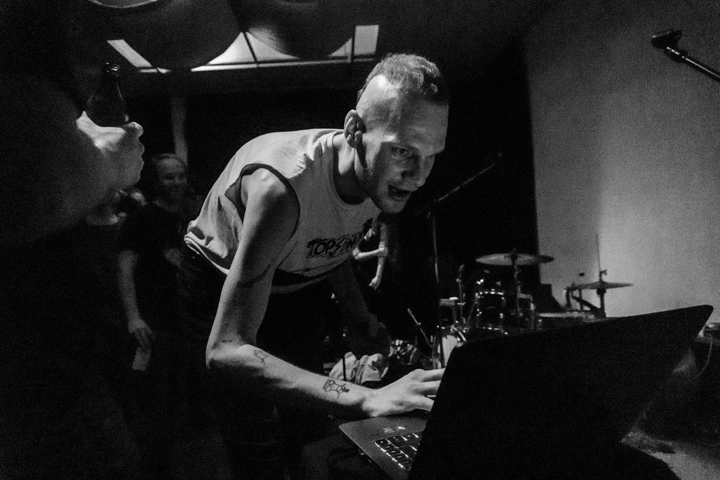 johny-nasilnik-punctum-2
