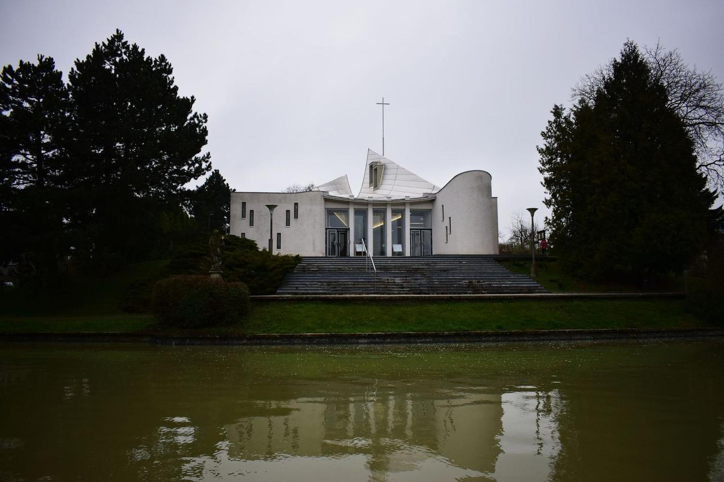 Senetářov - kostel sv. Josefa (1)