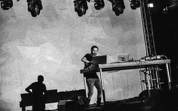 Max Cooper - 8892