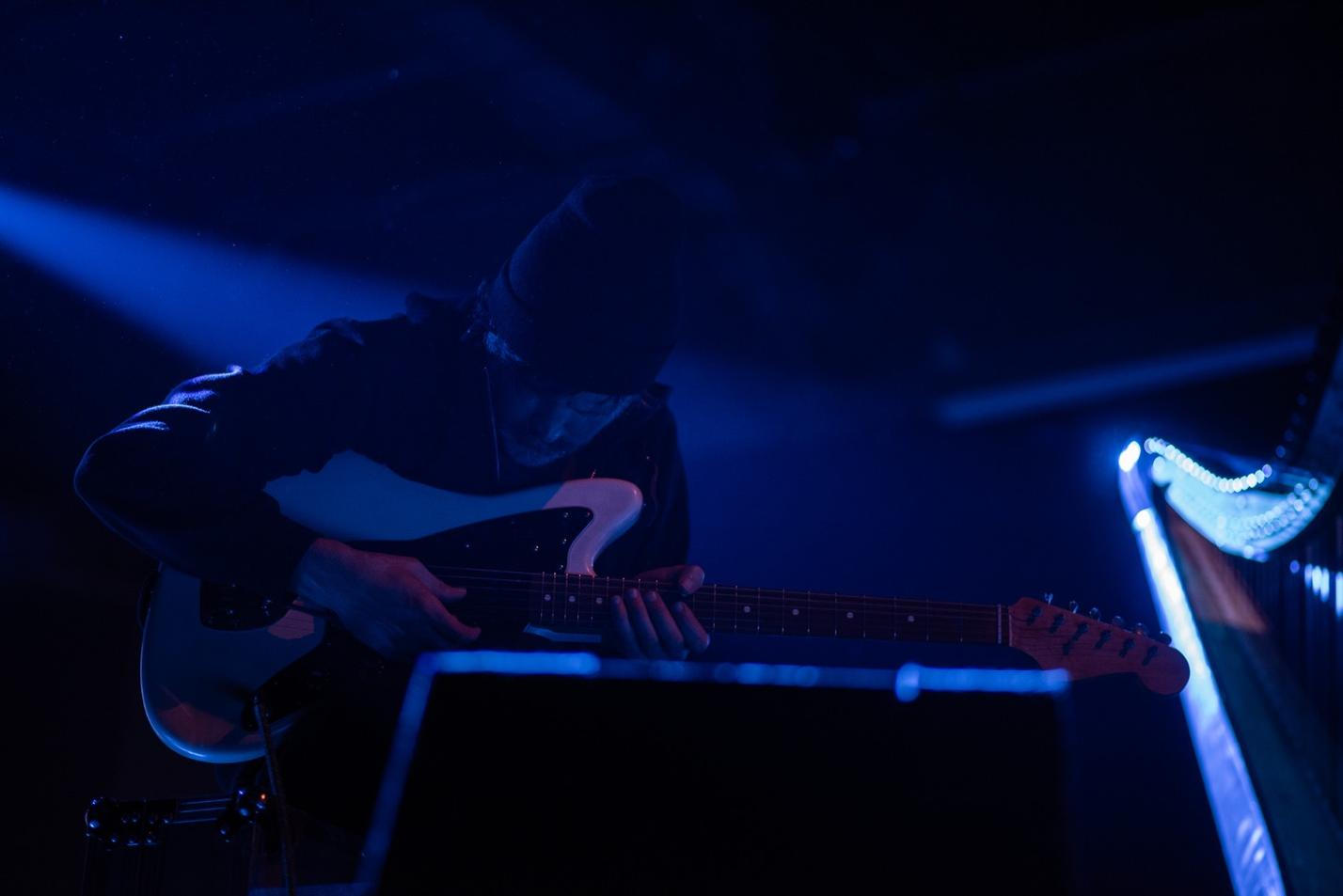 03_mary_lattimore_humming_amps_tt