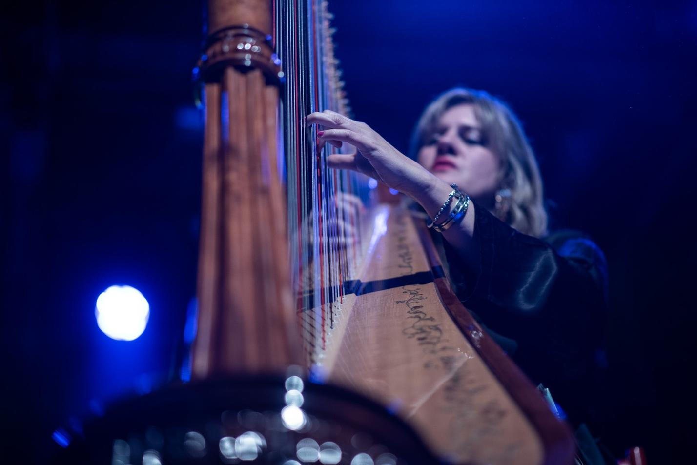 09_mary_lattimore_humming_amps_tt